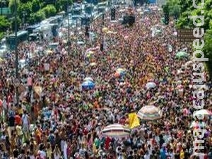 Blocos protestam contra exclusividade de marca de cerveja no carnaval Blocos protestam contra exclusividade de marca de cerveja no carnaval