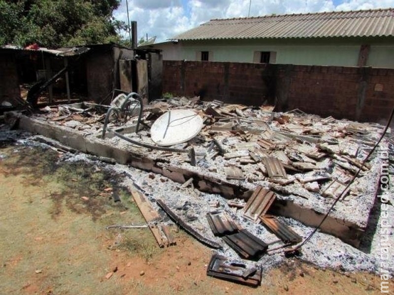 Casa é atingida por incêndio na madrugada e fica totalmente destruída