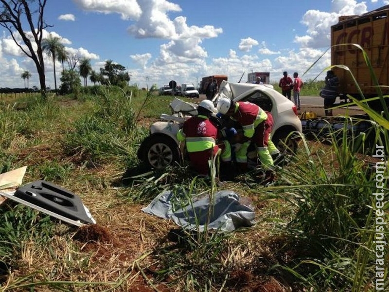 Condutor morre ao bater de frente contra carreta na BR-163 Condutor morre ao bater de frente contra carreta na BR-163