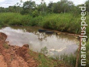 Condutor perde controle, caminhão cai em lagoa e fica submerso Condutor perde controle, caminhão cai em lagoa e fica submerso