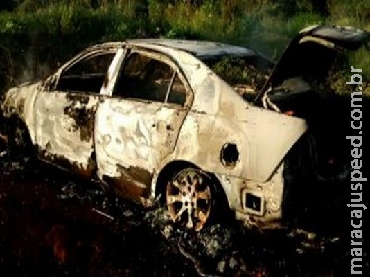 Corpo é incinerado em porta-malas; carro seria de advogado