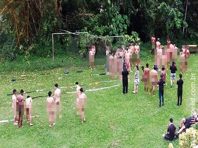 Grupo de 39 homens fica nu em atividade motivacional e acaba preso na Malásia Grupo de 39 homens fica nu em atividade motivacional e acaba preso na Malásia