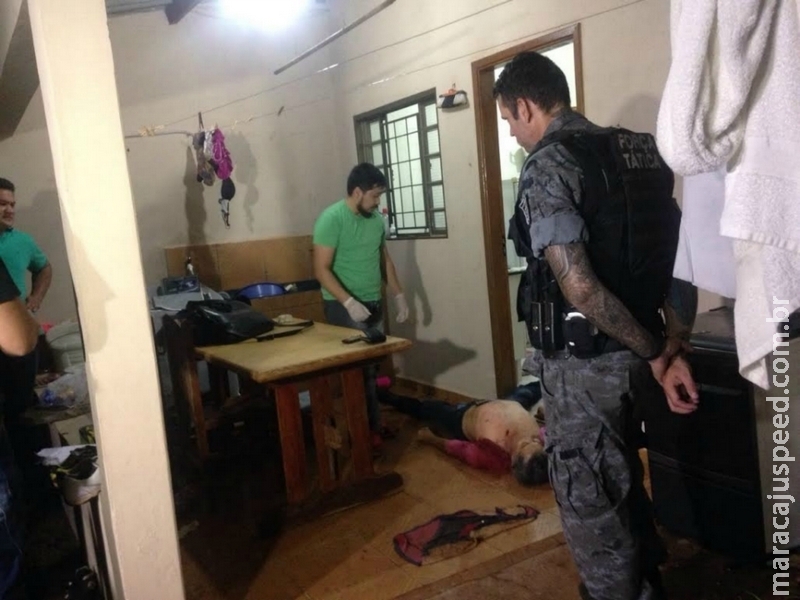 Homem morre esfaqueado em casa; mulher diz que foi legítima defesa