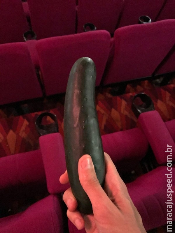 Lanterninha de cinema acha pepino após sessão de Lanterninha de cinema acha pepino após sessão de