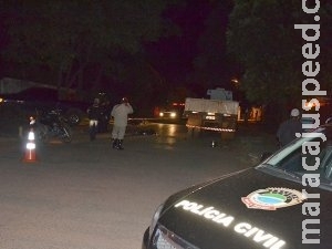 Motociclista morre ao bater perder o controle e bater caminhão estacionado Motociclista morre ao bater perder o controle e bater caminhão estacionado