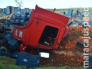Motorista dorme, carreta atravessa rodovia e cai em valeta na BR-163 Motorista dorme, carreta atravessa rodovia e cai em valeta na BR-163