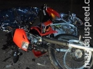 Piloto de moto morre e passageiro fica ferido após colisão com caminhonete Piloto de moto morre e passageiro fica ferido após colisão com caminhonete