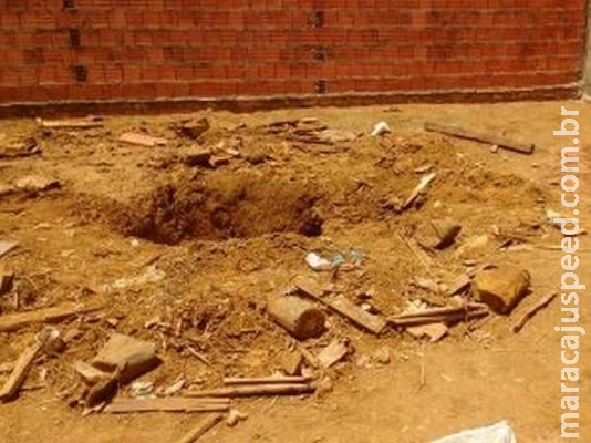 Polícia suspeita que pessoa jogada em fossa foi esquartejada e queimada