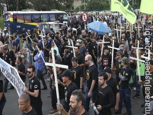 Policiais civis e legislativos entram em confronto na Câmara Policiais civis e legislativos entram em confronto na Câmara