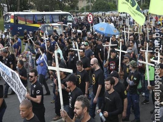 Policiais civis e legislativos entram em confronto na Câmara