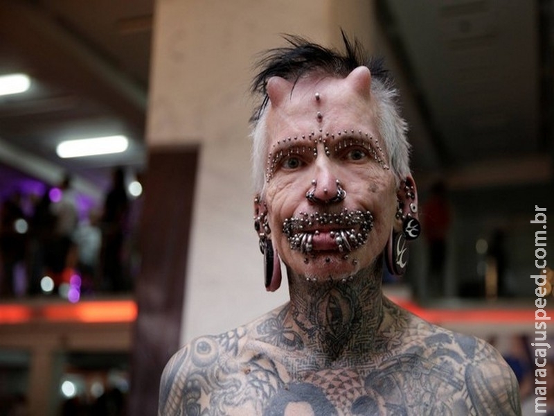  Recordista de piercings no corpo impressiona em evento de tatuagem na Venezuela