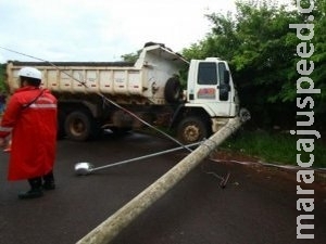 Volante de caminhão trava e motorista derruba poste de energia elétricaVolante de caminhão trava e motorista derruba poste de energia elétrica Volante de caminhão trava e motorista derruba poste de energia elétricaVolante de caminhão trava e motorista derruba poste de energia elétrica