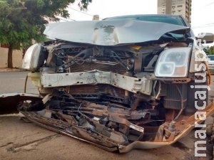 Bandidos arrombam casa, furtam carro e batem em poste durante fuga