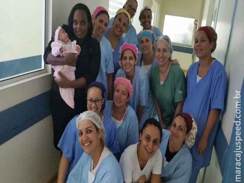 Bebê tem alta após nascer pesando 615g Bebê tem alta após nascer pesando 615g