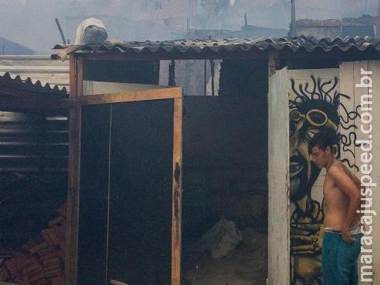 Bombeiros fazem rescaldo de incêndio em comunidade