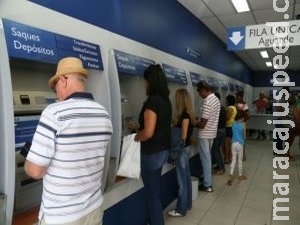 Caixa abre duas horas antes para atender trabalhadores que vão sacar FGTS Caixa abre duas horas antes para atender trabalhadores que vão sacar FGTS