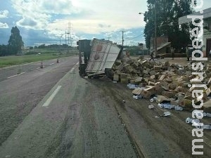 Caminhão carregado de álcool tomba na BR-262