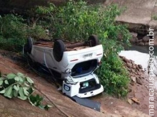 Carro cai em córrego após motorista dormir no volante, diz Bombeiros