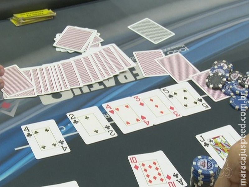 Computador vence jogadores profissionais de pôquer