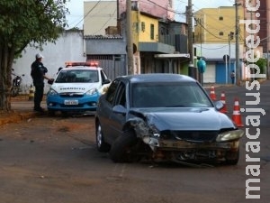 Condutor perde controle de direção e bate em árvore Condutor perde controle de direção e bate em árvore