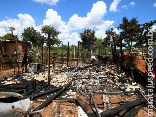 Depois de ameaça de ex-namorado, mulher tem barraco incendiado