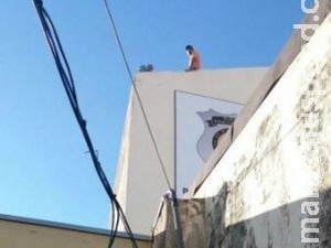 Detentos sobem em caixa d Detentos sobem em caixa d