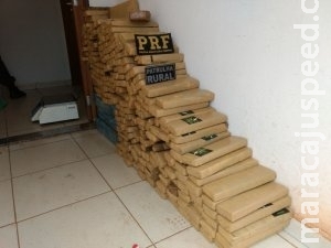 Dupla é presa em caminhonete furtada carregada com 247 kg de maconha