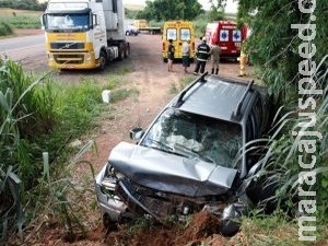Família fica gravemente ferida após caminhonete colidir em barranco