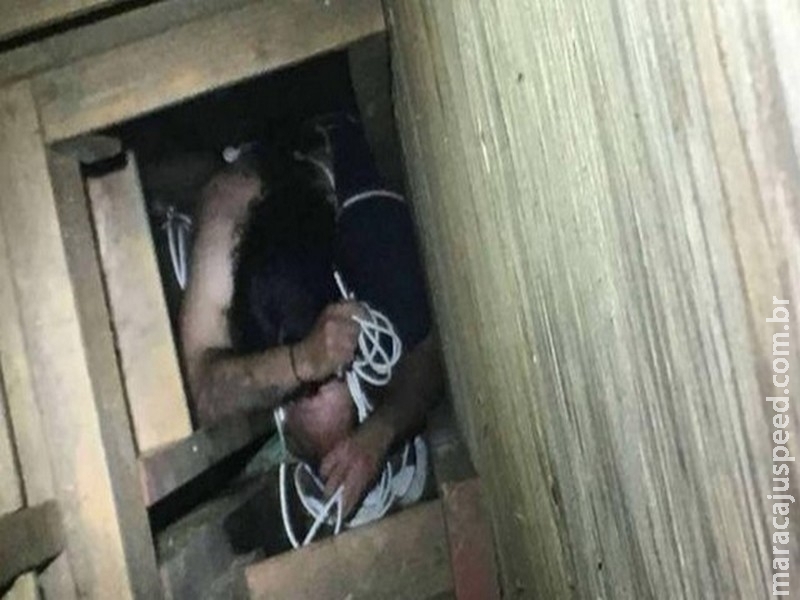 Homem nu é resgatado após ficar entalado em passagem estreita em restaurante fast-food