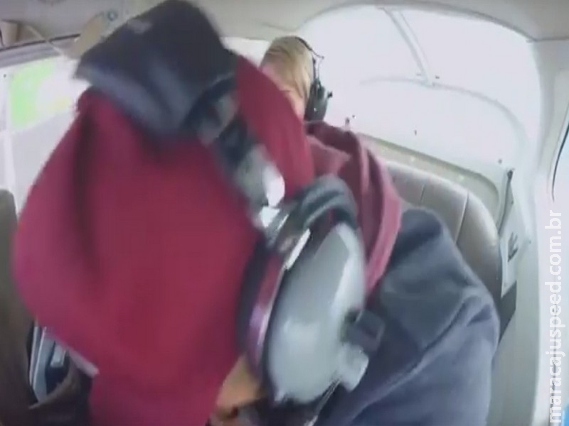 Homem vomita logo após pedir namorada em casamento em avião