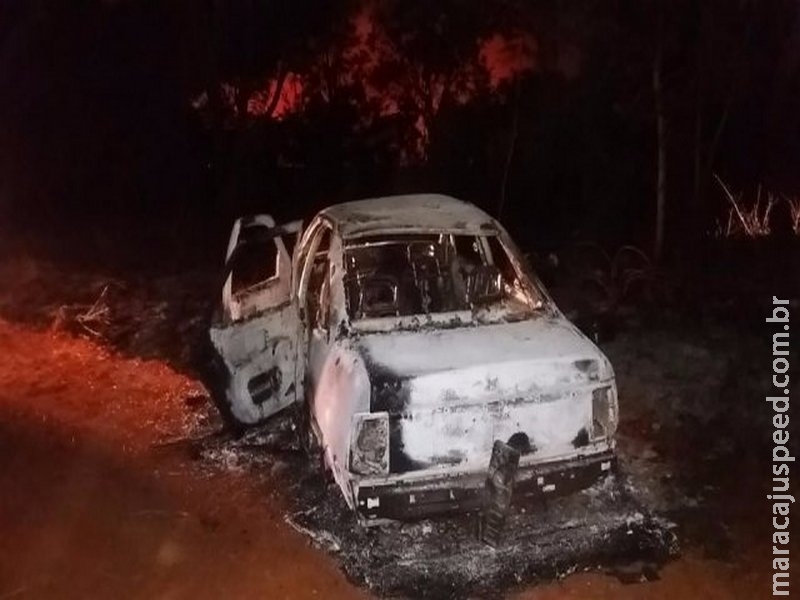 Incêndio destrói carro em área ambiental na via de acesso entre Dourados e fronteira