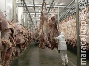 JBS dá férias coletivas de 20 dias a funcionários de três abates em MS JBS dá férias coletivas de 20 dias a funcionários de três abates em MS