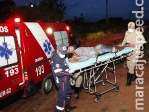 Jovem é baleado por homens em uma moto em frente residência de amigos