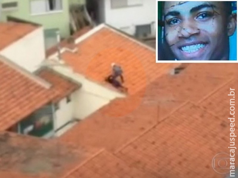 Júri absolve 3 PMs acusados de jogar suspeito de roubo do telhado e executá-lo Júri absolve 3 PMs acusados de jogar suspeito de roubo do telhado e executá-lo
