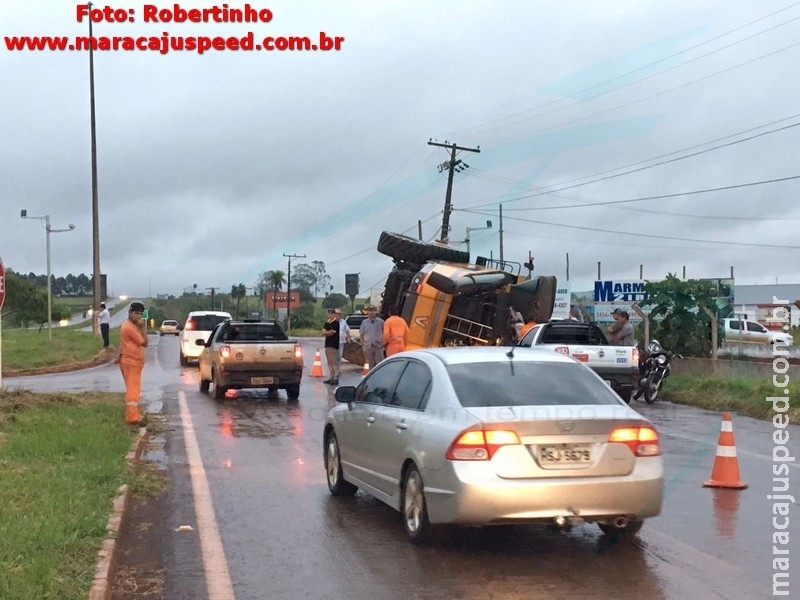 Maracaju: Colheitadeira cai de cima de caminhão prancha na BR-267