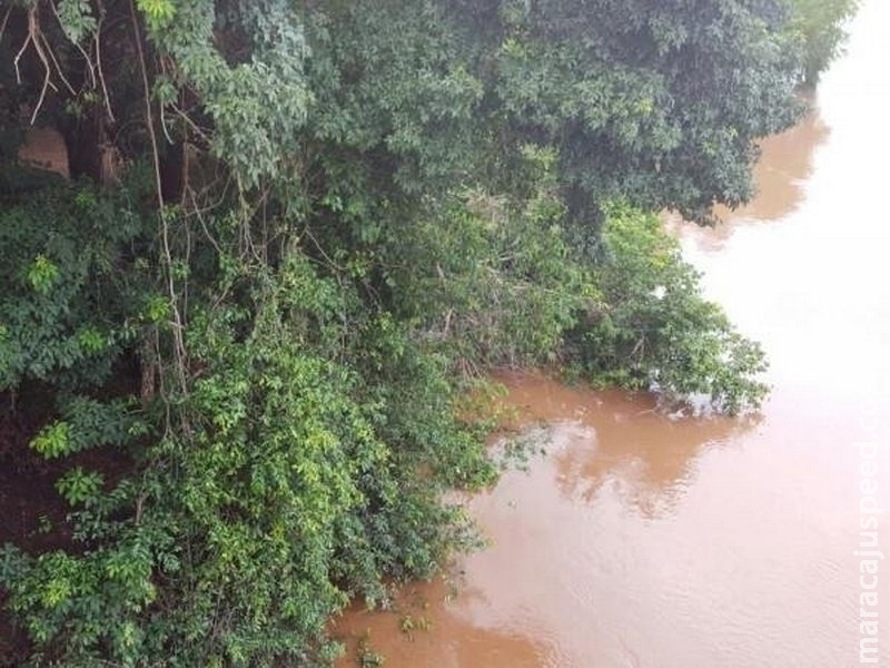 Menina de 11 anos desaparece ao cair em rio após barco bater em ponte