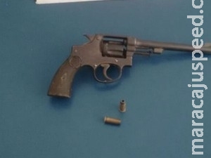 Menina ferida por disparo de arma do irmão permanece internada Menina ferida por disparo de arma do irmão permanece internada