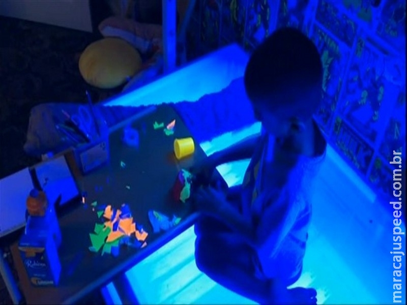 Menino passa 20 horas por dia sob luz ultravioleta para se manter vivo Menino passa 20 horas por dia sob luz ultravioleta para se manter vivo