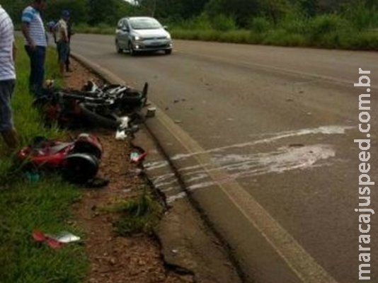 Motociclista morre e mulher fica ferida em colisão com caminhão