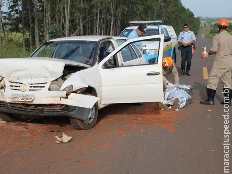 Motorista de carro morre após bater na traseira de caminhão caçamba