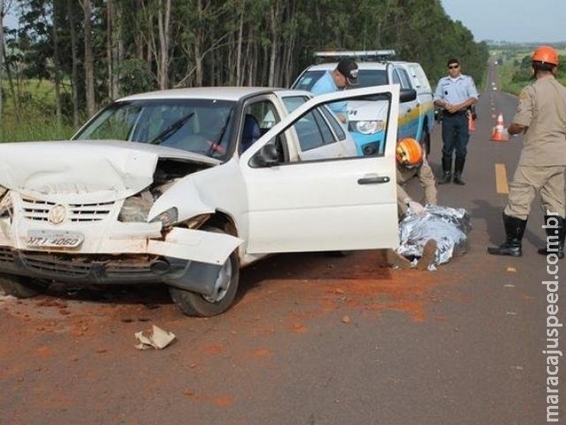 Motorista de carro morre após bater na traseira de caminhão caçamba Motorista de carro morre após bater na traseira de caminhão caçamba