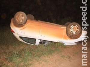 Motorista perde controle da direção e carro capota na rodovia MS-141 Motorista perde controle da direção e carro capota na rodovia MS-141