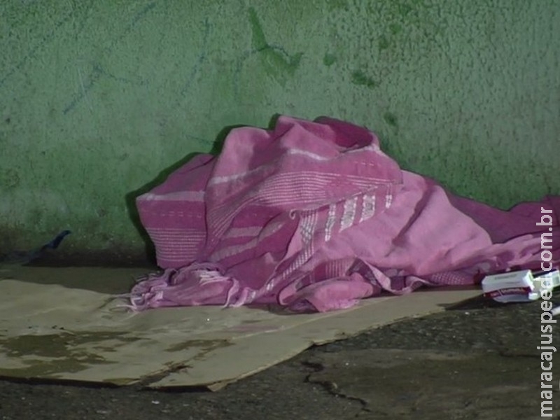 Mulher é morta a tiros em calçada 