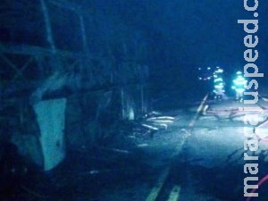 Ônibus com 20 estudantes pega fogo em rodovia e fica totalmente destruído Ônibus com 20 estudantes pega fogo em rodovia e fica totalmente destruído