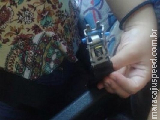 Ônibus que levava universitários é retido por falta de cinto de segurança Ônibus que levava universitários é retido por falta de cinto de segurança