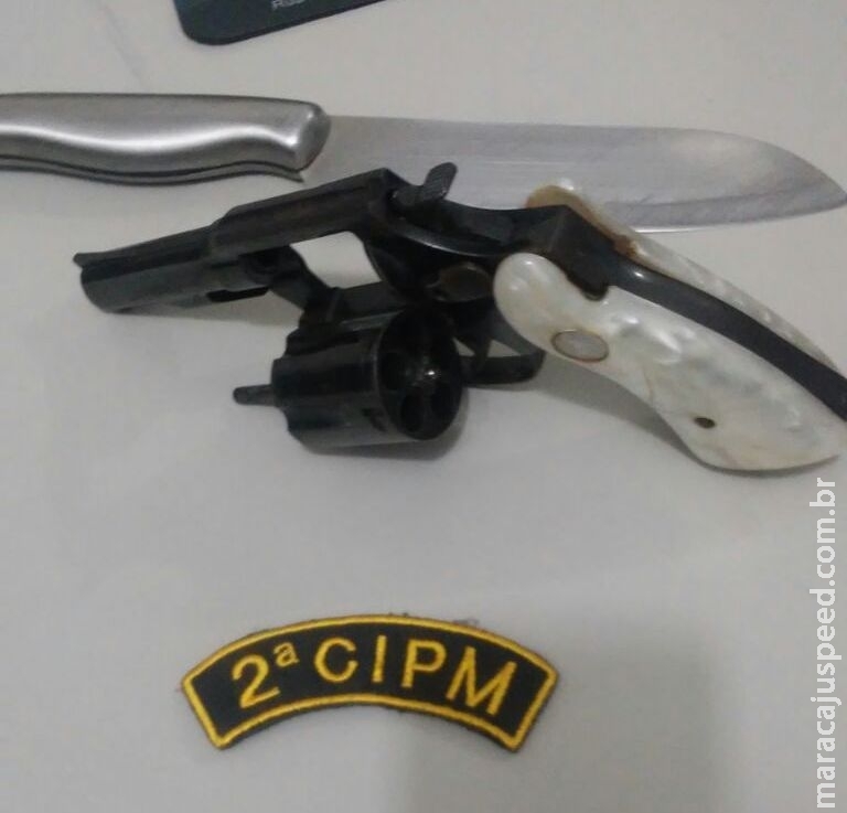 PM de Maracaju é acionada para atender ocorrência de briga de casal e mulher “cagueta” marido sobre posse arma de fogo PM de Maracaju é acionada para atender ocorrência de briga de casal e mulher “cagueta” marido sobre posse arma de fogo