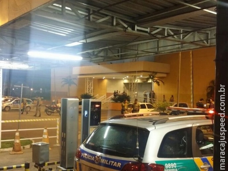 PM e vendedora de joalheria são baleados em tiroteio em shopping