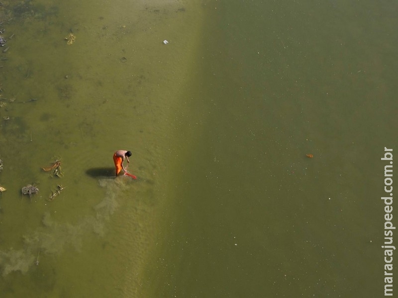 Poluição está matando o sagrado rio Ganges e intoxica os devotos hindus