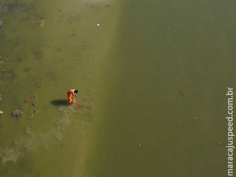 Poluição está matando o sagrado rio Ganges e intoxica os devotos hindus Poluição está matando o sagrado rio Ganges e intoxica os devotos hindus