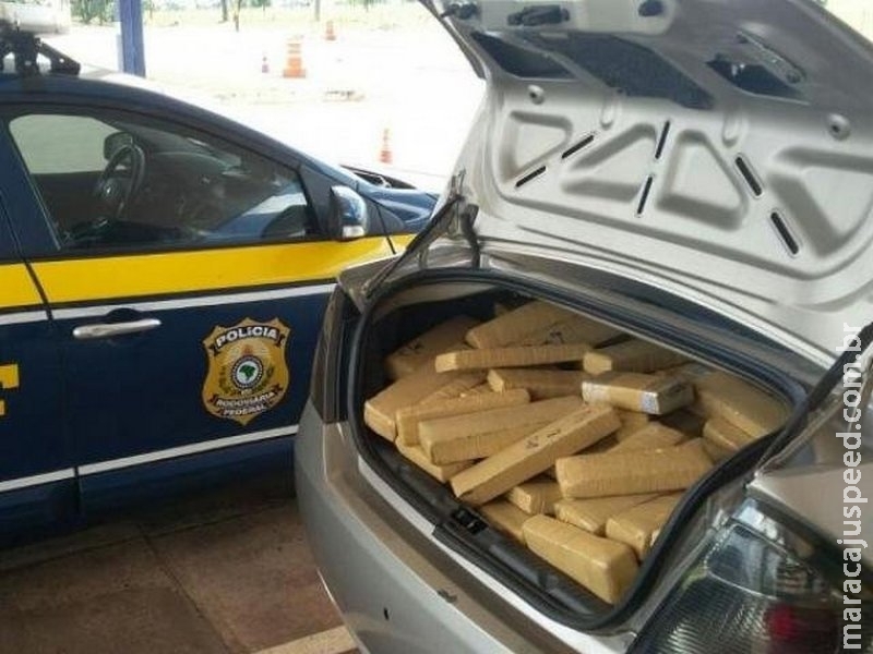 PRF apreende cerca de 200 kg de maconha em carro e prende duas pessoas